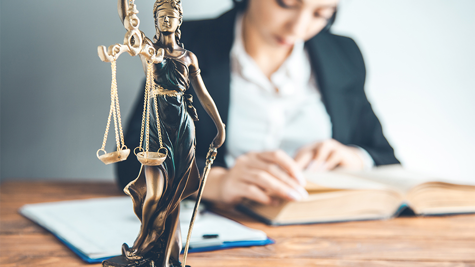 STF cassa vínculo de emprego de uma advogada contratada como autônoma